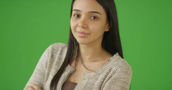 Menina Hispânica Bonito Posando Com Braços Cruzados Tela Verde — Fotografia de Stock