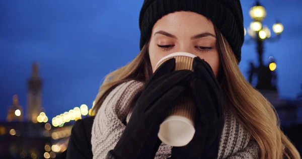 Potret Perempuan Dengan Topi Yang Nyaman Dan Syal Menikmati Kopi — Stok Foto