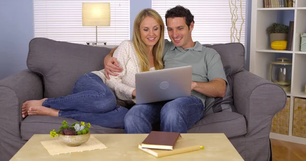 Pareja Feliz Usando Portátil Sofá —  Fotos de Stock