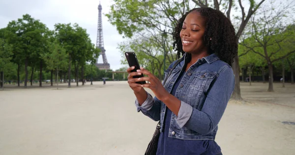 Mooie Zwarte Vrouwelijke Sms Mobiel Het City Park Eiffeltoren Achtergrond — Stockfoto