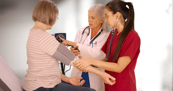 Elderly Patient Has Her Blood Pressure Checked Two Medical Professionals — Stock Photo, Image
