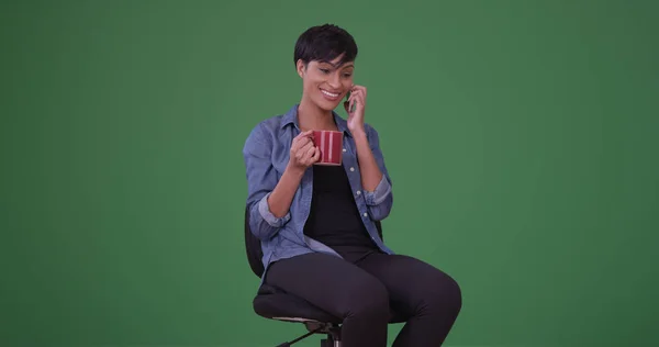 Sonriente Mujer Negra Con Café Tiene Una Conversación Teléfono Pantalla — Foto de Stock