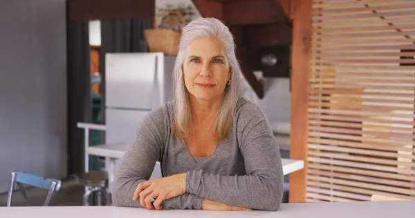 Mooie Midden Leeftijd Kaukasische Vrouw Zitten Binnenshuis — Stockfoto