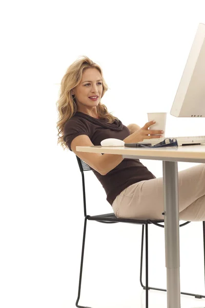 Ung Affärskvinna Tittar Dator — Stockfoto