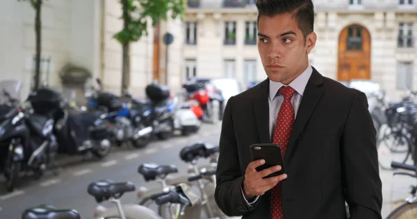 Latino Zakenman Controleert Zijn Mobiel Voor Belangrijke Berichten — Stockfoto