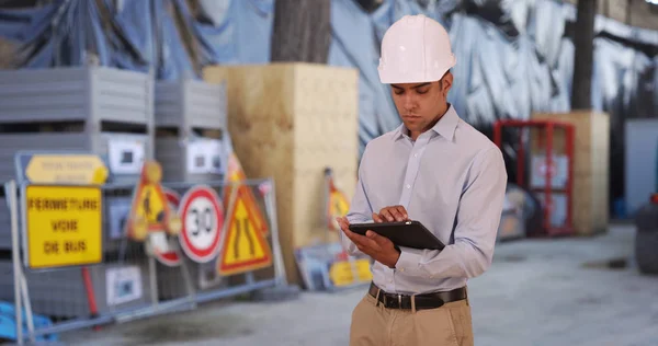 Yüksek Teknoloji Tablet Kullanma Inşaat Sahasında Başarılı Genç Latin Erkek — Stok fotoğraf