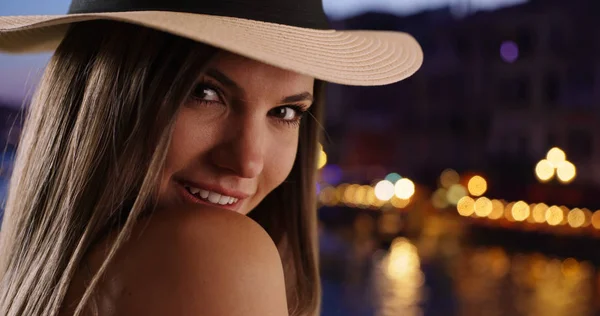 Pretty Female Her 20S Looking Camera Smiling Evening — Stock Photo, Image