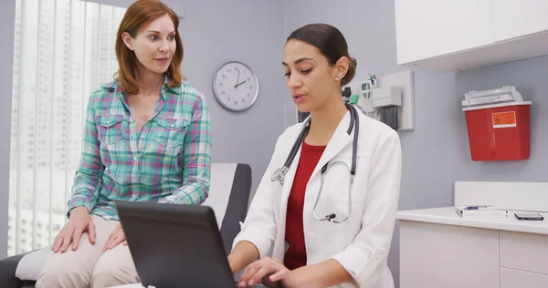 Jovem Atraente Latina Médico Digitando Laptop Como Ela Fala Com — Fotografia de Stock