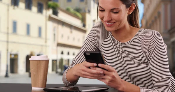 Mujer Caucásica Con Mensajería Café Teléfono Inteligente Cafetería Italiana Aire — Foto de Stock