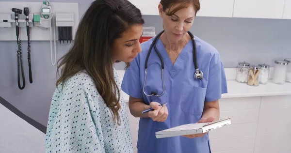 Nahaufnahme Porträt Einer Krankenschwester Die Die Krankengeschichte Mit Dem Patienten — Stockfoto