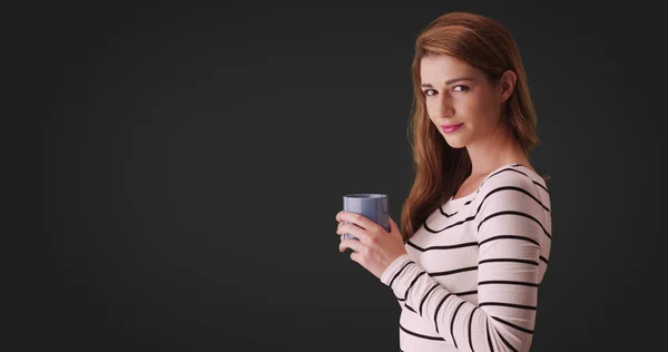 Mulher Branca Bonita Segurando Caneca Café Olhando Para Câmera Fundo — Fotografia de Stock