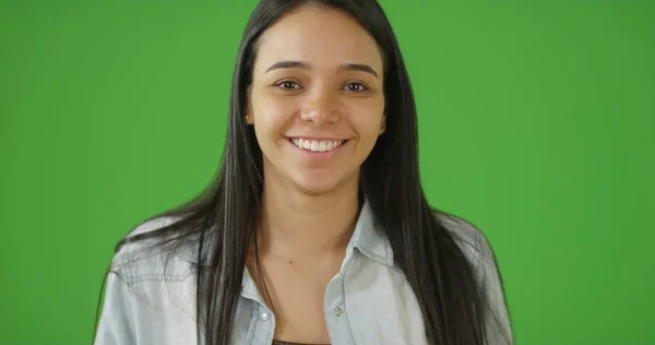 Una Giovane Ragazza Sorridente Che Guarda Fotocamera Sullo Schermo Verde — Foto Stock