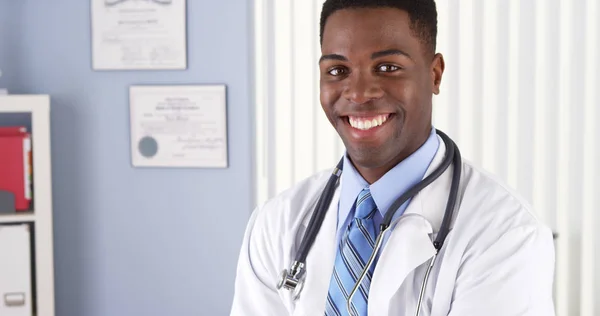 Joyeux Médecin Afro Américain Debout Dans Son Bureau — Photo