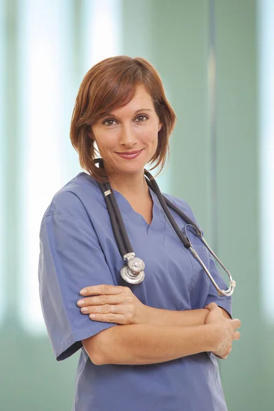 Retrato Una Joven Doctora Sonriente Con Los Brazos Cruzados — Foto de Stock