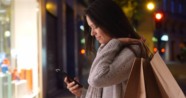 Tysiąclecia Kobieta Torby Zakupy Zabiera Telefon Selfie Ulicy Miasta Nocy — Zdjęcie stockowe