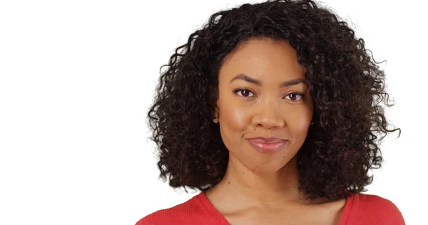 Casual Jovem Negra Com Cabelo Encaracolado Sorrindo Para Câmera Espaço — Fotografia de Stock