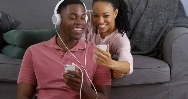 African American Para Słuchanie Muzyki Biorąc Obraz Inteligentnych Telefonów — Zdjęcie stockowe