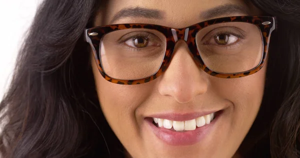 Pěkně Mexická Žena Nosí Brýle — Stock fotografie