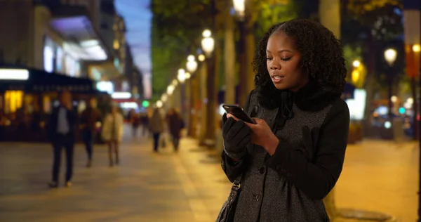 Mujer Bastante Negro Pie Calle Por Noche Mensajes Texto Con — Foto de Stock