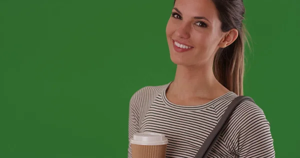 Retrato Feliz Sorrindo Milenar Mulher Segurando Café Para Tela Verde — Fotografia de Stock