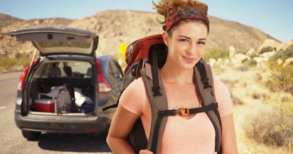 Mutlu Genç Kadın Backpacker Ona Hazır Zammı Çölde — Stok fotoğraf