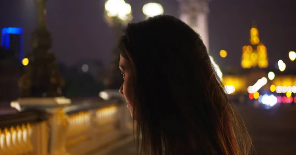 Silhouet Van Mooie Jonge Vrouw Parijs Brug Uitkijkend Seine — Stockfoto