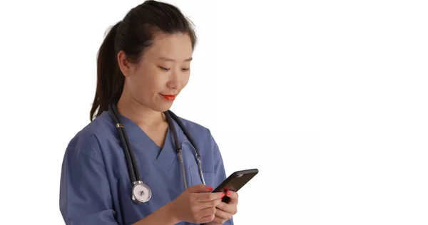 Gelukkig Jonge Aziatische Dokter Scrubs Texting Met Mobiele Telefoon Voor — Stockfoto