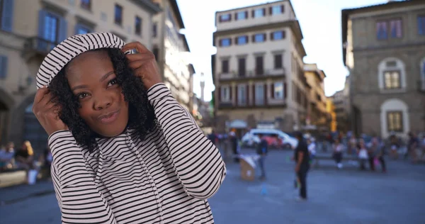 Mulher Negra Feliz Coloca Seu Capuz Até Danças Para Sua — Fotografia de Stock