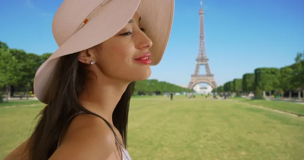 Close Turista Latina Atraente Olhando Redor Perto Torre Eiffel Sorrindo — Fotografia de Stock