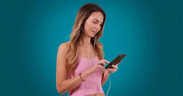Kaukasiska Kvinna Lyssnar Musik Och Leende Solid Blå Bakgrund — Stockfoto