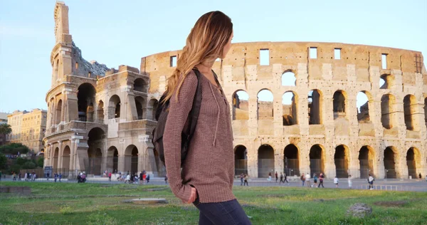 Felice Attraente Donna Caucasica Visite Turistiche Roma — Foto Stock