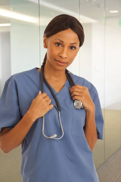 Nahaufnahme Eines Lächelnden Schwarzen Arztes Mit Peelings Gesundheitsamt — Stockfoto