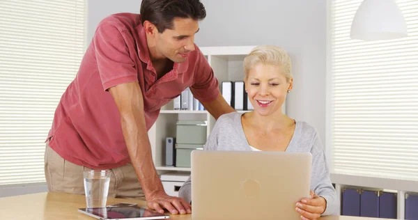 Twee Collega Gelukkig Werken Kantoor — Stockfoto