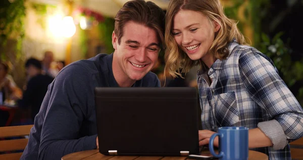 陽気な男と女の微笑し 笑うのラップトップでビデオを見て — ストック写真