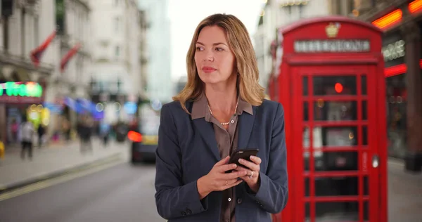 Londres Empresária Mensagens Texto Com Telefone Celular Fora — Fotografia de Stock