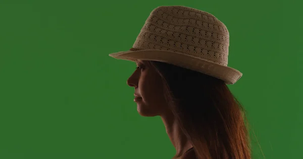 在绿色屏幕上穿着费多拉的有吸引力的年轻妇女的剪影 — 图库照片
