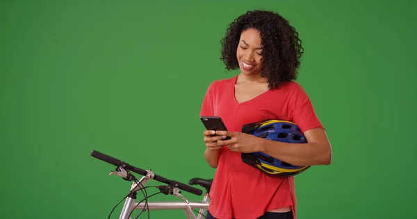 Hermosa Chica Negra Sonriente Usando Teléfono Pie Junto Bicicleta Pantalla —  Fotos de Stock