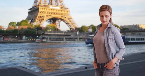 Beleza Caucasiana Desfrutando Atmosfera Paris Perto Torre Eiffel — Fotografia de Stock