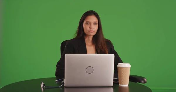 Joven Empresaria Sentada Mesa Con Ordenador Portátil Pantalla Verde —  Fotos de Stock