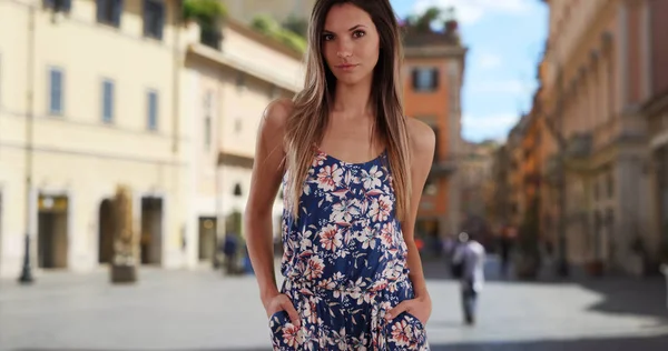 Mujer Atractiva Con Estilo Sus Años Posando Casualmente Aire Libre —  Fotos de Stock