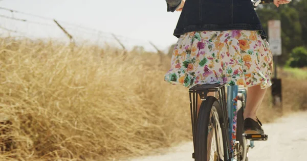 年轻的高加索白人妇女在自行车上漫步自然 — 图库照片
