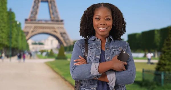 Mulher Alegre Preto Sorrindo Para Vista Câmera Torre Eiffel Fundo — Fotografia de Stock