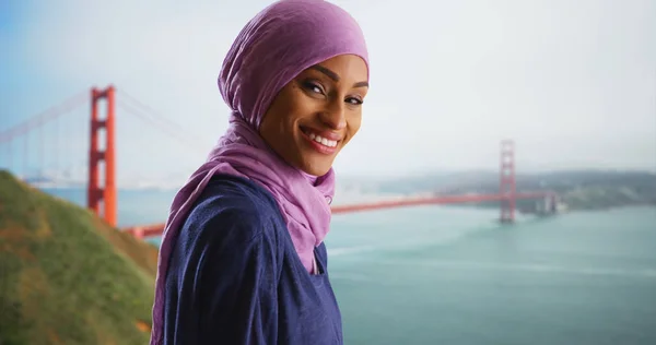Attraktiv Svart Kvinna Hijab Besöker Golden Gate Bron Som Ler — Stockfoto