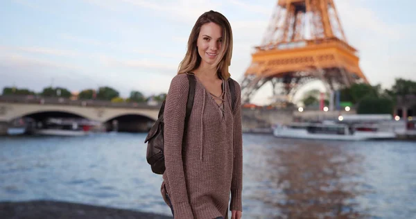 Mujer Junto Sena París Francia Atardecer Sonriendo Cámara — Foto de Stock