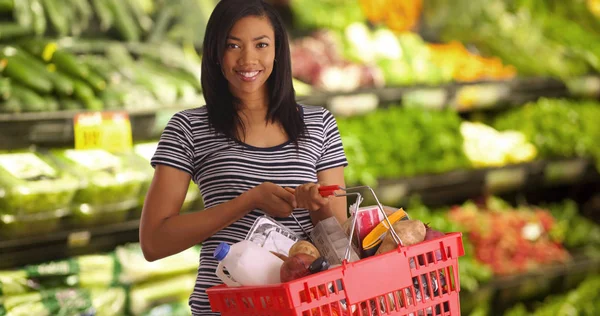 Веселая Женщина Корзине Супермаркета Улыбается Камеру — стоковое фото