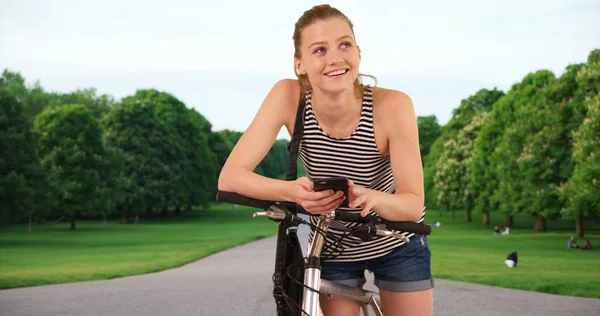 Millennial Girl Her Bike Using Cellphone Park — Stock Photo, Image