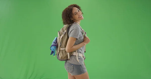 Mujer Afroamericana Millennial Posando Con Mochila Lista Pantalla Verde — Foto de Stock