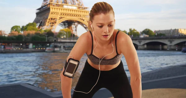 Trött Kvinna Jogger Paris Stanna Upp Och Andas Vid Seine — Stockfoto