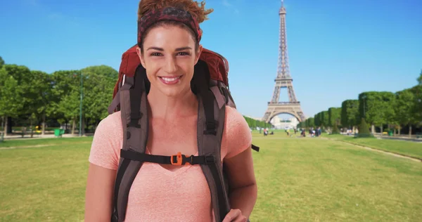 Mujer Caucásica Feliz Pie Cerca Torre Eiffel Con Mochila — Foto de Stock