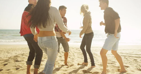 Счастливая Молодая Латиноамериканка Танцует Пляже Группой Многонациональных Друзей — стоковое фото